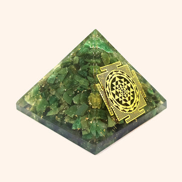 2 INCH GREEN MICA SHREE YANTRA CRYSTAL PYRAMID